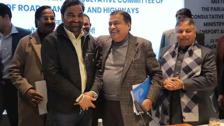 हनुमान बेनीवाल ने केंद्रीय मंत्री नितिन गडकरी से सड़क सुरक्षा पर की चर्चा