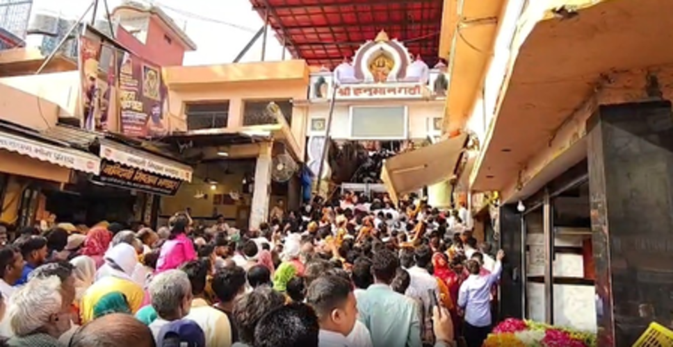 'बड़ा मंगल' पर हनुमानगढ़ी मंदिर में श्रद्धालुओं की भारी भीड़,  प्रयागराज में बड़े हनुमान का भव्य श्रृंगार