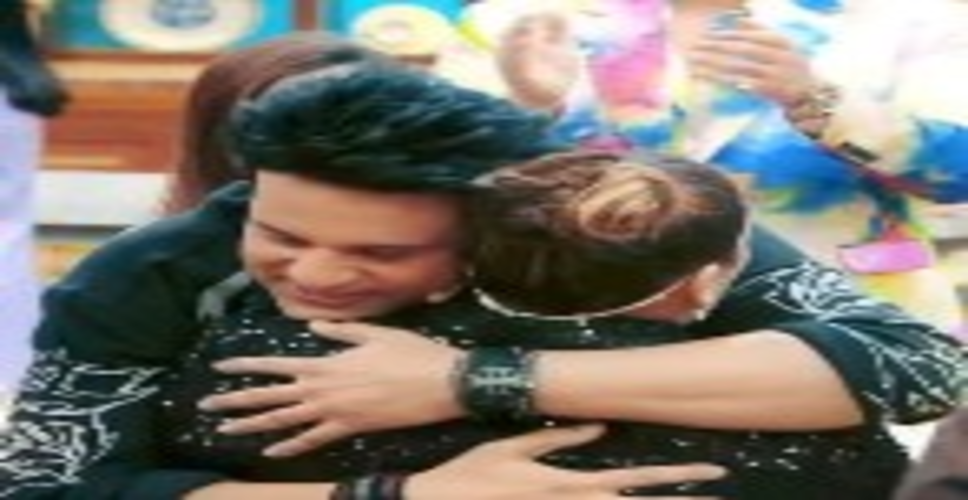 14 साल पुरानी खटास भूलीं सुनीता आहूजा, शो के दौरान भांजे कृष्णा अभिषेक ने पैर पकड़कर माफी मांगी