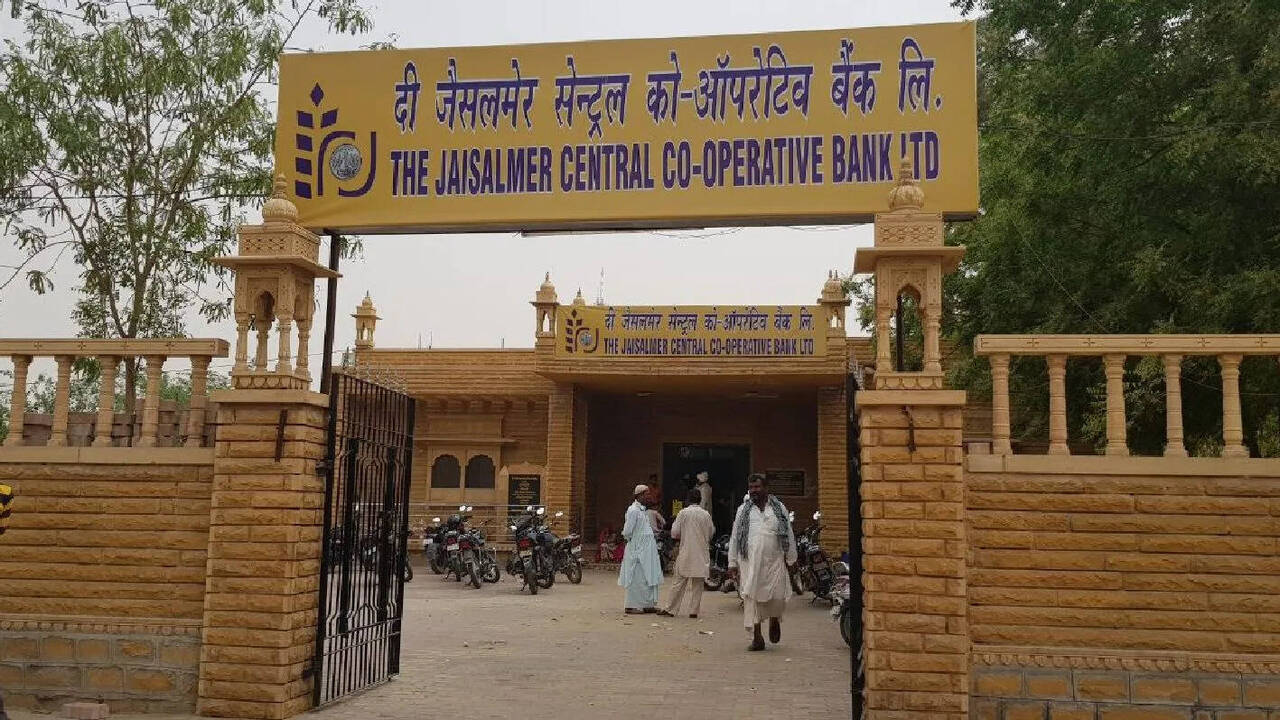 जैसलमेर को-ऑपरेटिव बैंक का सख्त कदम, वीडियो में जाने कर्ज नहीं चुकाने वालों के फोटो होंगे सार्वजनिक, बड़े होर्डिंग्स पर लगेगी सूची