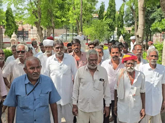 राशन डीलर पर गेहूं नहीं देने और अवैध वसूली के आरोप, ग्रामीणों ने कलेक्टर से की जांच की मांग