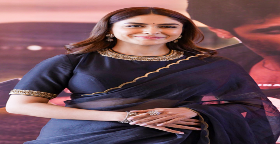 &lsquo;मैजिक देखने के लिए तैयार हो जाइए', मृणाल ठाकुर ने दिया खास प्रोजेक्ट का हिंट