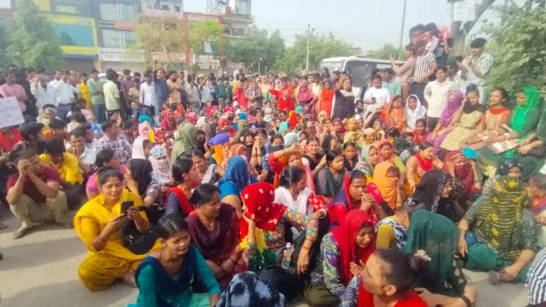 भिवाड़ी में रिलैक्सो इंडिया फैक्ट्री के बाहर मजदूरों का प्रदर्शन दूसरे दिन भी जारी, वेतन बढ़ोतरी की मांग को लेकर सड़क जाम