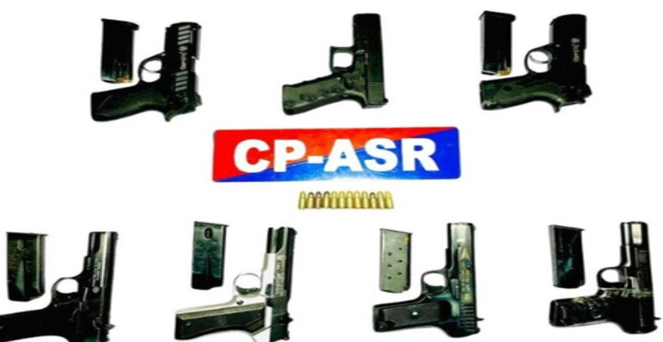 अमृतसर पुलिस ने सीमा पार से हथियारों की तस्करी का भंडाफोड़ किया, तीन गिरफ्तार