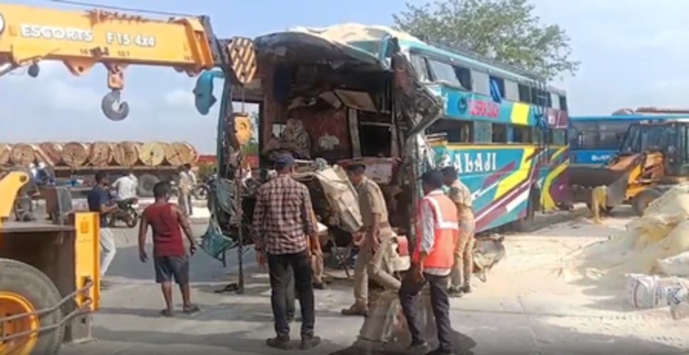 वडोदरा-हालोल हाईवे पर ट्रक से टकराई लग्जरी बस ; 6 लोगों की मौत, 26 घायल