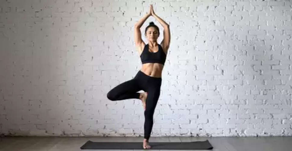 पैरों, घुटनों और रीढ़ को मजबूती देता है वृक्षासन, जानें अभ्यास का सही तरीका