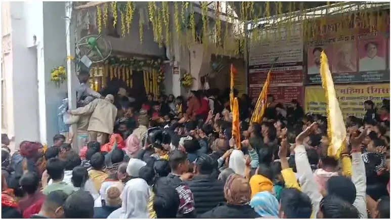 बसंत पंचमी पर रींगस श्याम मंदिर में भारी भीड़, प्रशासन के इंतजाम धराशाई