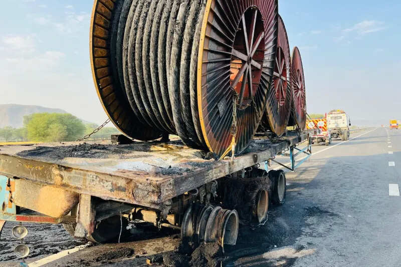 बांदीकुई-जयपुर एक्सप्रेसवे पर हादसा: तेज रफ्तार कार ट्रेलर से टकराई, गंभीर हादसे में कई घायल