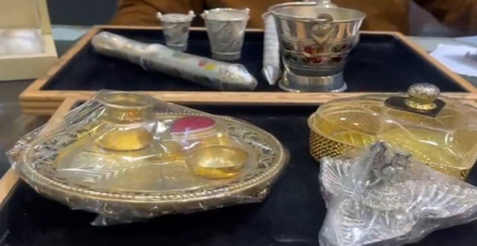 होली पर लखनऊ के बाजारों में खास रौनक, सोने-चांदी की पिचकारी और बाल्टियों की बढ़ी मांग