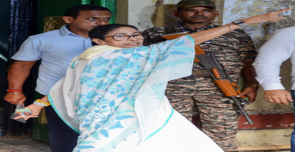 बंगाल चुनाव: ममता बनर्जी ने केंद्रीय बलों पर मतदाताओं को परेशान करने का लगाया आरोप