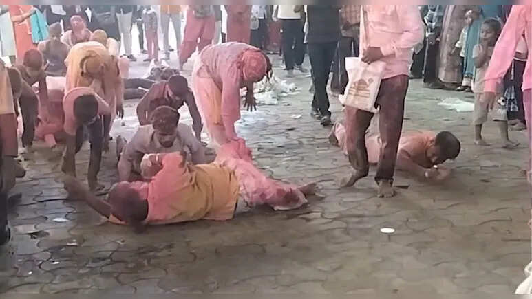 होली पर आस्था का अद्भुत संगम, सीकर से श्रद्धालुओं की दंडवत यात्रा जलती सिगड़ी के साथ रामदेवरा पहुंची