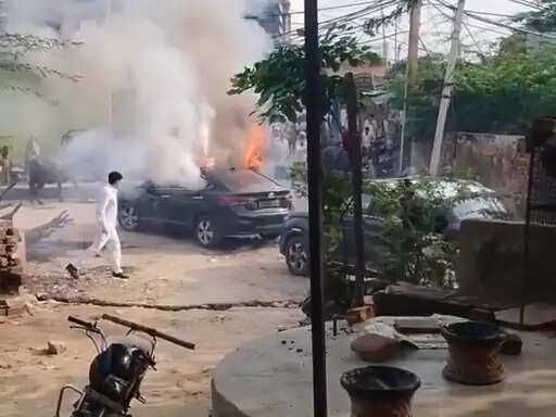 बारात में आतिशबाजी के दौरान कार में लगी आग, छत पर पटाखे जलाते समय गिरी चिंगारी