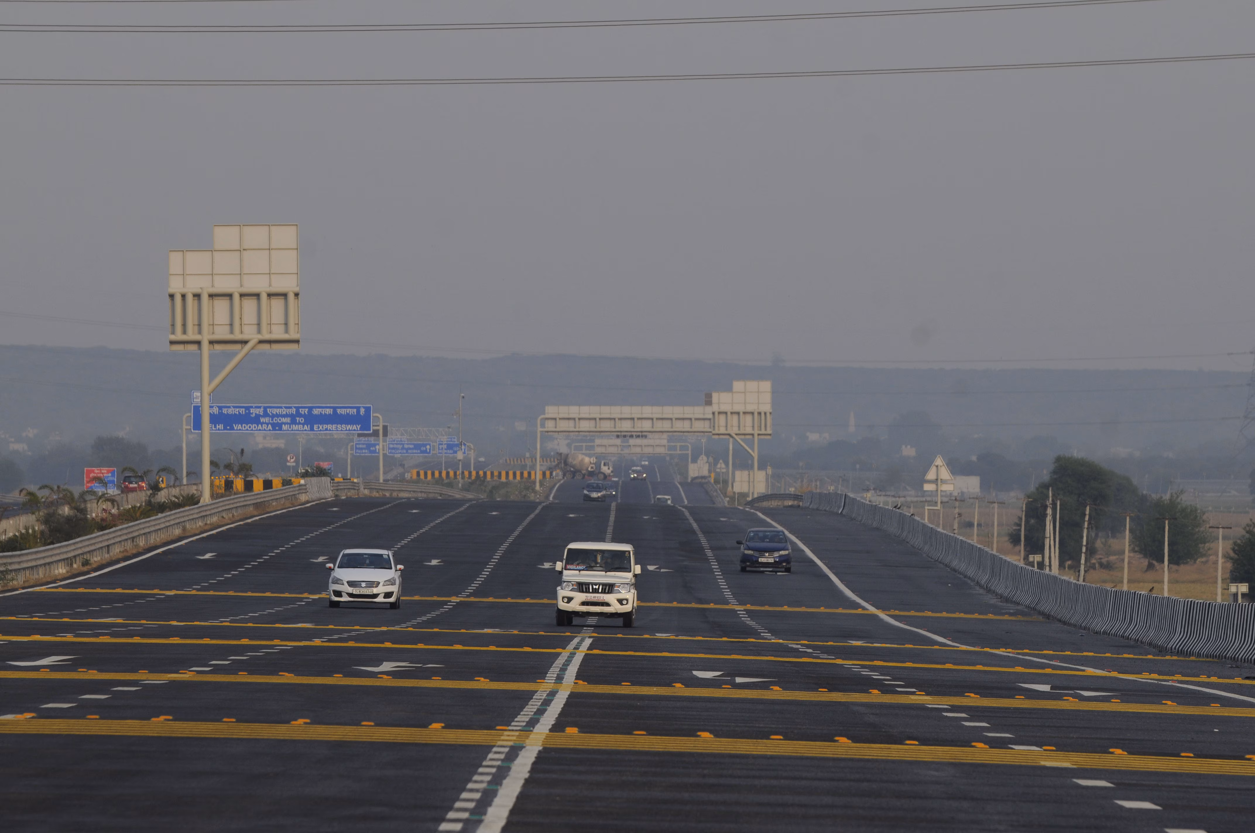 दिल्ली-मुंबई एक्सप्रेस वे पर 6 साल के बच्चे की तलाश जारी, वीडियो में देंखे हाईकोर्ट के आदेश पर विशेष खुदाई