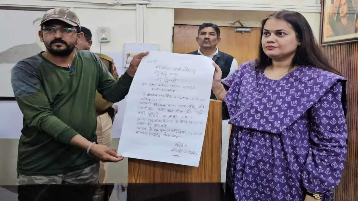 अरावली संरक्षण के लिए अनोखा विरोध, वीडियो में देखें ग्रीनमैन नरपतसिंह ने खून से राष्ट्रपति के नाम लिखा ज्ञापन