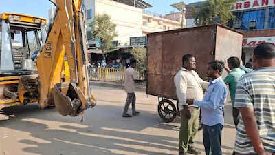 झुंझुनूं में नशे में पुलिसकर्मी का हंगामा, सड़क पर वाहनों को रुकवाने का वीडियो वायरल