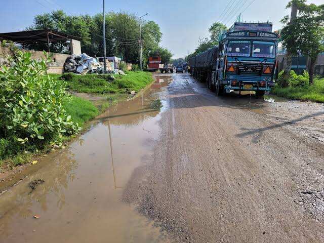 अलवर में घटिया सड़क निर्माण पर PWD का एक्शन, वीडियो में जाने AEN-JEN से मांगा जवाब; ठेकेदार को डिबार करने की उठी मांग