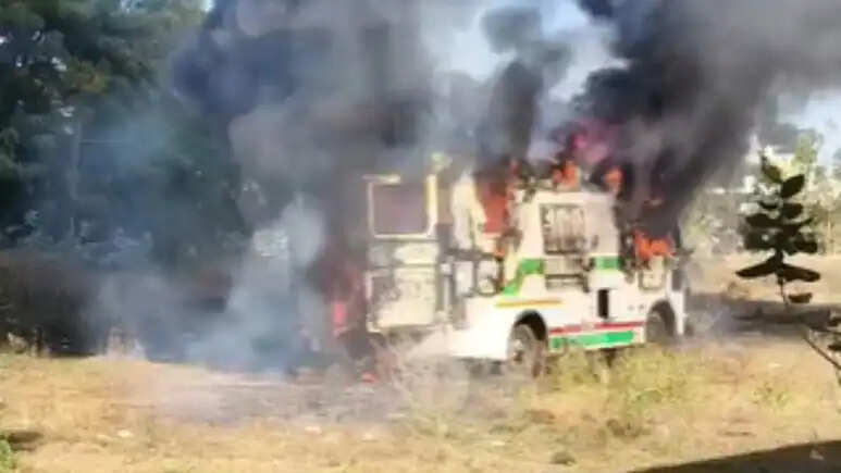 खेल के मैदान में खड़ी एंबुलेंस 108 में लगी आग, पास ही खेल रहे थे बच्चे... इलाके में मच गया हड़कंप