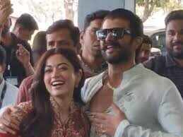 वीडियो में देंखे Rashmika Mandanna–Vijay Deverakonda शादी के बाद उदयपुर से हैदराबाद रवाना, एयरपोर्ट पर फैंस को कहा शुक्रिया