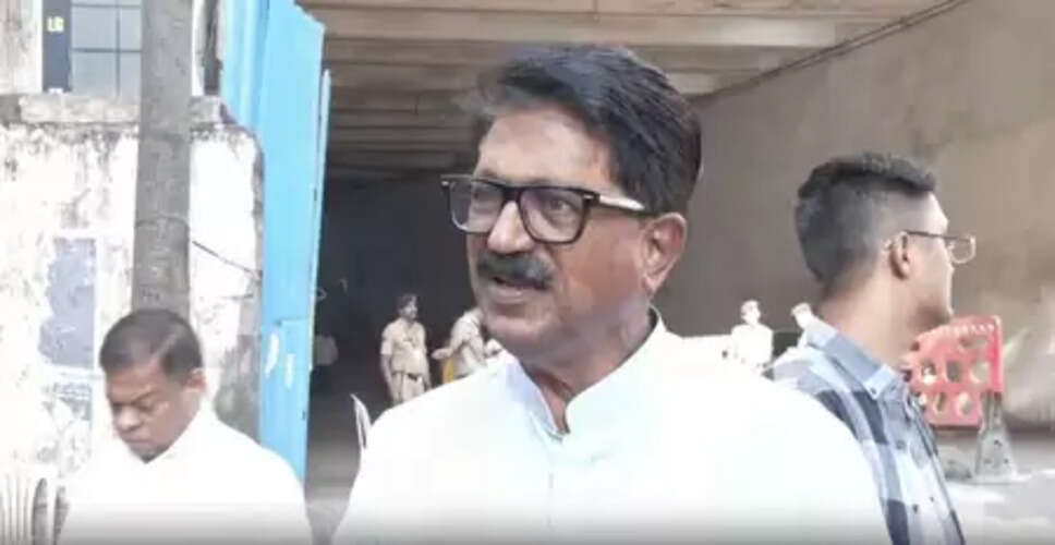 महाराष्ट्र निकाय चुनाव: शिवसेना (यूबीटी) ने भाजपा पर लगाए आरोप, वोटर्स में बांटा जा रहा पैसा और सामान