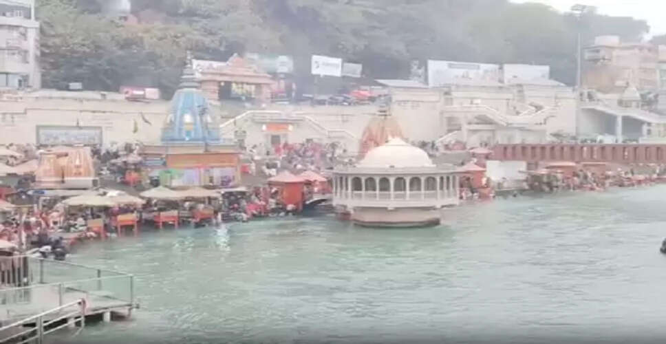 वाराणसी: सर्द हवा और हल्की बारिश में भी आस्था की डुबकी लगा रहे श्रद्धालु, नहीं दिखी उत्साह में कमी