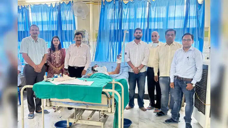भीलवाड़ा के युवक की जान बचाने के लिए जंग, सीने में घुसा पाइप फेफड़ा चीर गर्दन तक पहुंचा