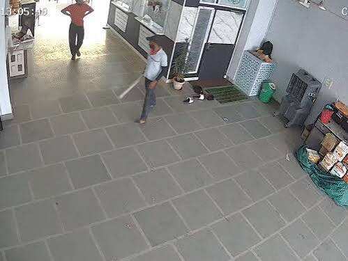 जयपुर मुहाना मंडी में फल व्यापारी पर हमला: 20 बदमाशों ने ऑफिस में घुसकर की मारपीट, लूट की कोशिश CCTV में कैद