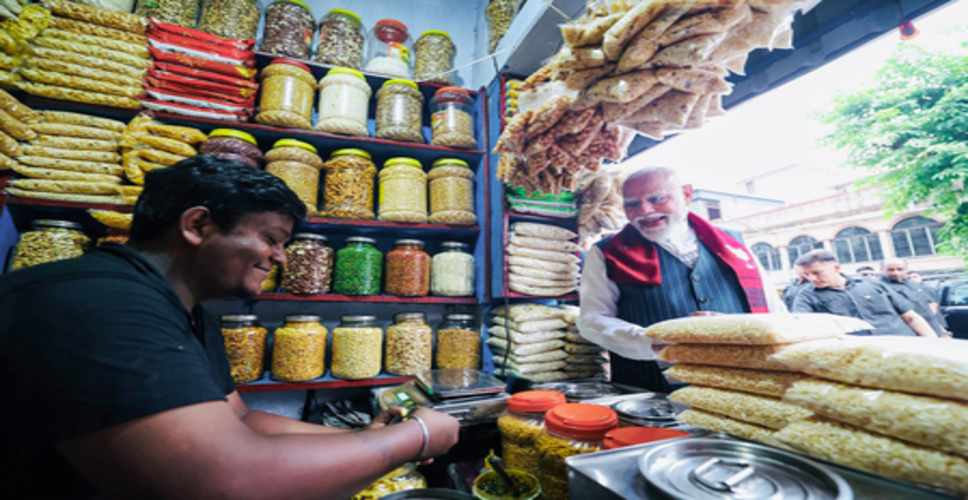 पीएम मोदी को झालमुड़ी खिलाने वाला शख्स एसपीजी का अधिकारी नहीं, पीआईबी फैक्ट चेक ने बताई सच्चाई