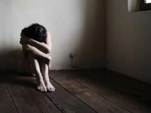 नाबालिग लड़की के साथ चाय में नशीला पदार्थ मिलाकर किया बलात्कार, अश्लील वीडियो वायरल करने की दी धमकी