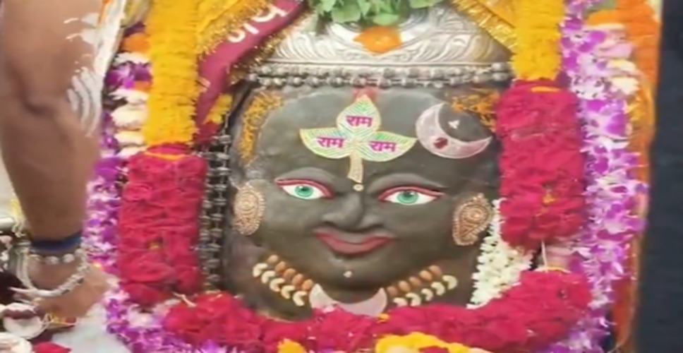 दिव्य स्वरूप में सजे बाबा महाकाल ने दिए भक्तों को दर्शन, 'जय श्री महाकाल' के जयकारे