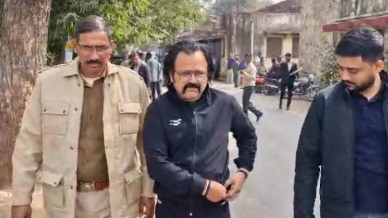 20-25 करोड़ का लोन डकार बन गया था ज्योतिषी, CBI ने मंदिर से फिल्मी स्टाइल में दबोचा