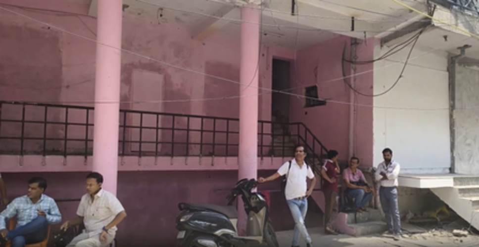 दिल्ली के न्यू अशोक नगर में सीलिंग पर रोक, दुकानदारों ने ली राहत की सांस