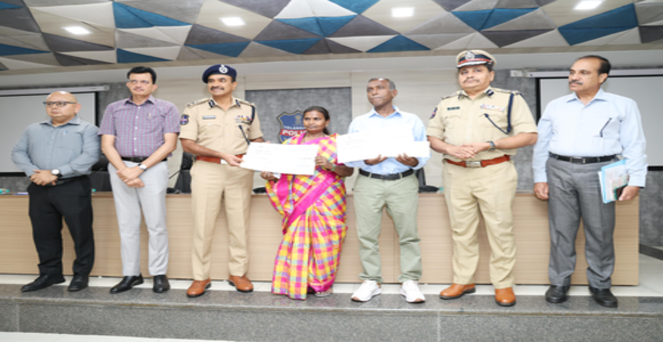 माओवादी नेता और उनकी पत्नी ने तेलंगाना पुलिस के समक्ष आत्मसमर्पण किया