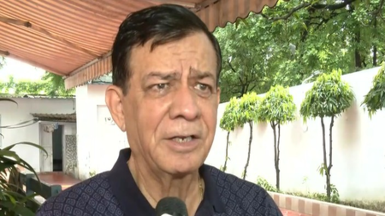 उत्तर प्रदेश: राष्ट्रगान के अपमान के आरोपों पर सतीश महाना की सफाई, बोले- वीडियो से भ्रम फैलाया जा रहा