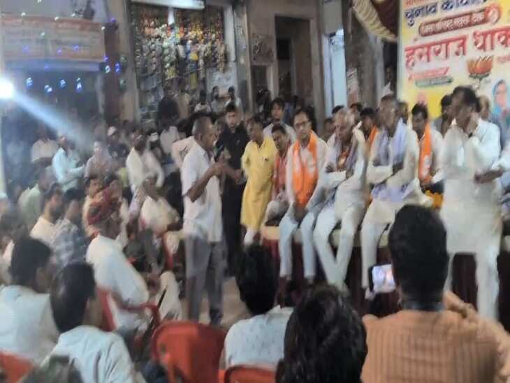 ऊर्जा मंत्री के सामने ग्रामीणों का फूटा गुस्सा, बोले- सड़क नहीं तो वोट नहीं; जनसभा में उठाई सड़क निर्माण की मांग