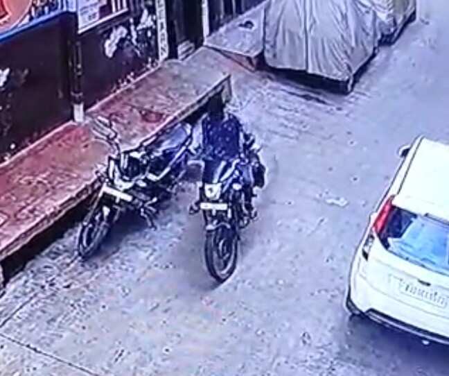 वीडियो में देखें! उदयपुर में दिनदहाड़े बाइक चोरी: 1 मिनट में वारदात, CCTV में कैद हुआ बदमाश, पुलिस जांच में जुटी