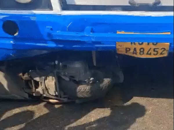 जयपुर में तेज रफ्तार रोडवेज बस ने कारों और स्कूटी को मारी टक्कर, स्कूटी सवार का पैर फ्रैक्चर; महिला गंभीर घायल