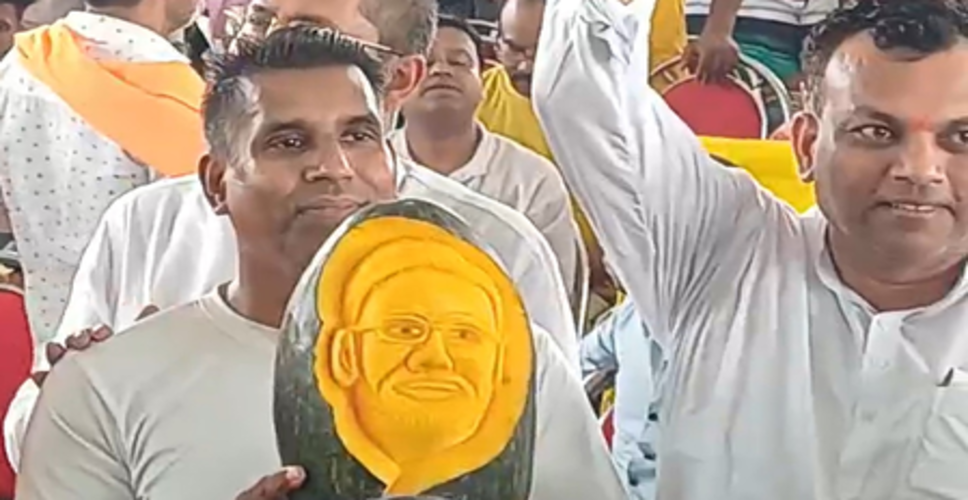 नदिया में मोदी-मोदी की गूंज, रैली में पेंटिंग्स और फोटो लेकर पहुंचे प्रशंसक