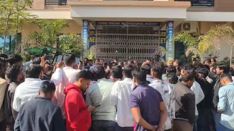 "स्कूल मैनेजर के साथ ल‍िव इन में रहती है हमारी पत्‍नी", वकील साथ‍ियों के साथ पहुंचे पत‍ि ने क‍िया हंगामा