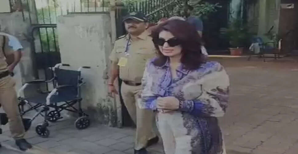 महाराष्ट्र बीएमसी चुनाव: नाना पाटेकर, सान्या मल्होत्रा और ट्विंकल खन्ना ने डाला वोट