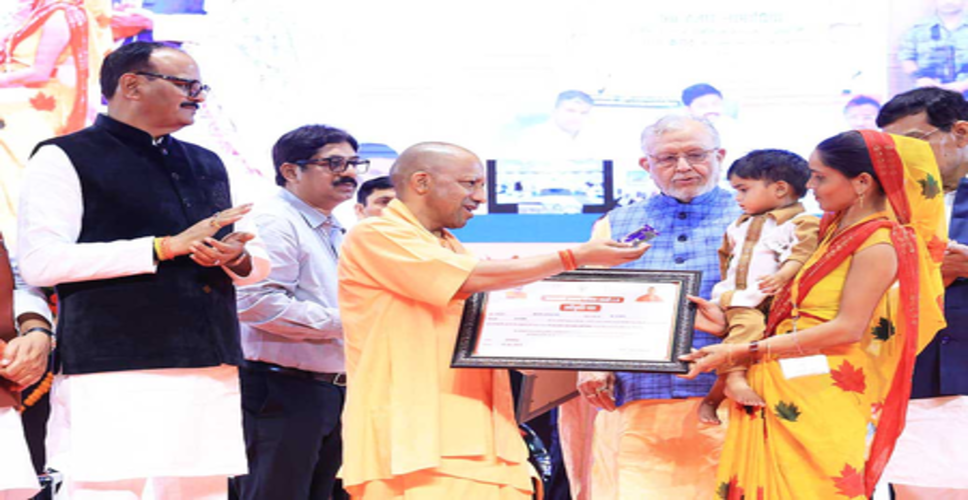 यूपी: सीएम योगी ने महिलाओं से संवाद कर सरकारी योजनाओं के लाभ की हकीकत को जाना