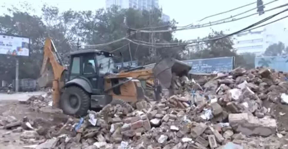 दिल्ली: तुर्कमान गेट इलाके में अवैध निर्माण तोड़ने के बाद मलबे को हटाने की कार्रवाई, भारी पुलिस बल तैनात