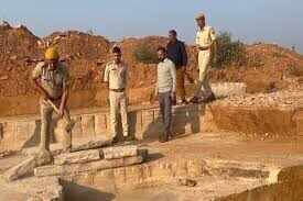 अलवर में अवैध खनन पर कार्रवाई के दौरान वन विभाग की टीम पर हमला, वीडियो में देंखे ट्रैक्टर-ट्रॉली लेकर फरार