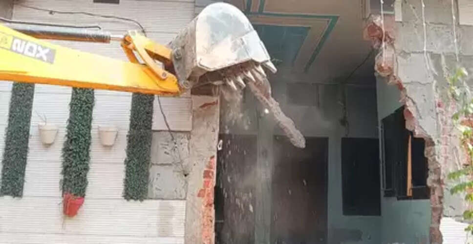 मोगा पुलिस ने तीन ड्रग तस्करों के अवैध कब्जों पर चलाया बुलडोजर, पंचायत की जमीन मुक्त कराई