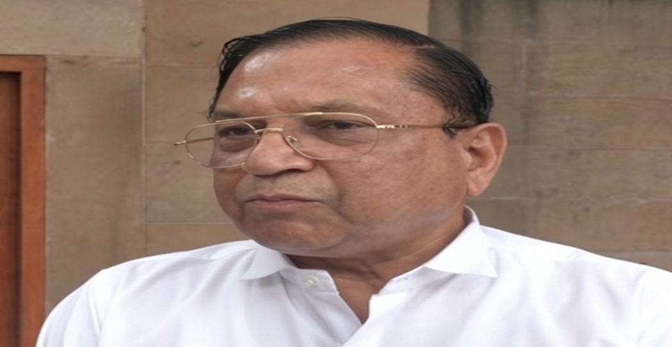 केजरीवाल के &lsquo;सत्याग्रह&rsquo; ऐलान पर विवाद, कानूनी विशेषज्ञों ने कहा- अनुचित कदम