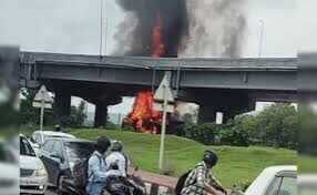 स्पेयर पार्ट्स से भरे कंटेनर में लगी आग, लाखों के नुकसान की आशंका