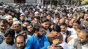 कठूमर पंचायत प्रधान संगम चौधरी ने जिला परिषद के बाहर धरना दिया, विधायक पर कार्यभार न लेने का आरोप