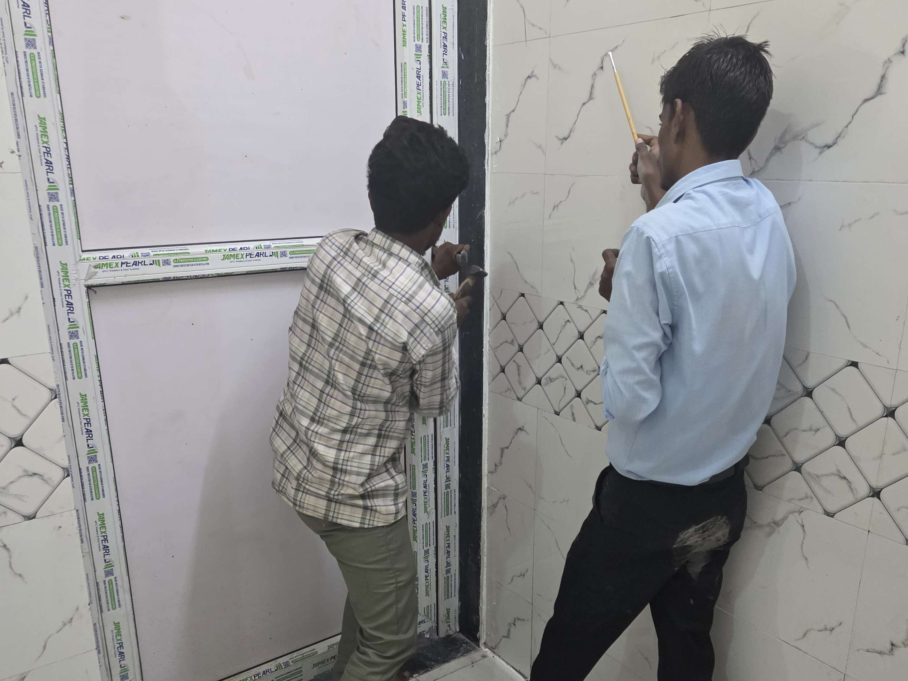 फालना रेलवे स्टेशन पर दिव्यांग यात्री शौचालय में फंसा, फुटेज में देखें ताला तोड़कर बचाया गया