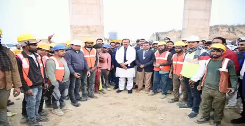 उत्तर प्रदेश: प्रयागराज में डिप्टी सीएम का सघन दौरा, निर्माणाधीन गंगा पुल का निरीक्षण किया