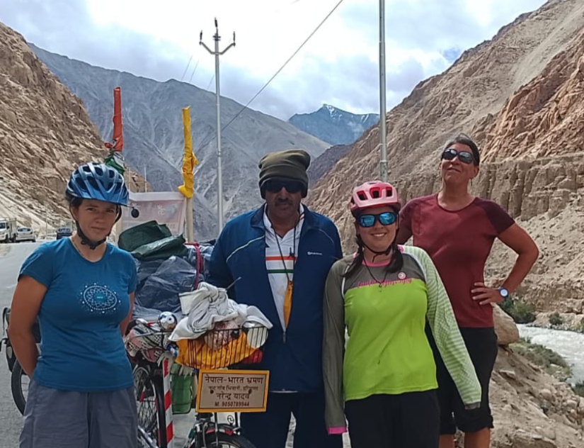 शहीदों के सम्मान और पर्यावरण संरक्षण का संदेश लेकर 50 साल के नरेंद्र यादव निकले साइकिल यात्रा पर, रेजांगला से कन्याकुमारी तक सफर