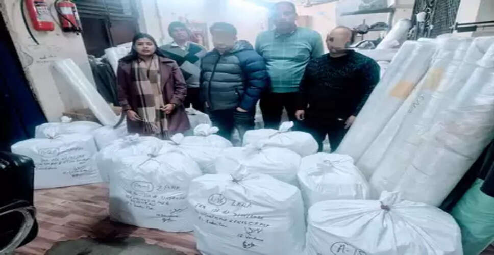 दिल्ली पुलिस ने अवैध गारमेंट यूनिट का भंडाफोड़ किया, नकली ब्रांडेड कपड़े जब्त